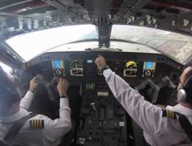 Έζησαν τον απόλυτο τρόμο όταν το αεροπλάνο άνοιξε την πόρτα κατά την απογείωση (βίντεο)